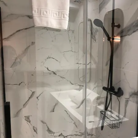 Luxury With Jacuzzi Apartmán *