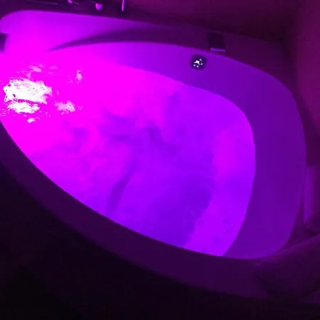 Luxury With Jacuzzi Apartmán *